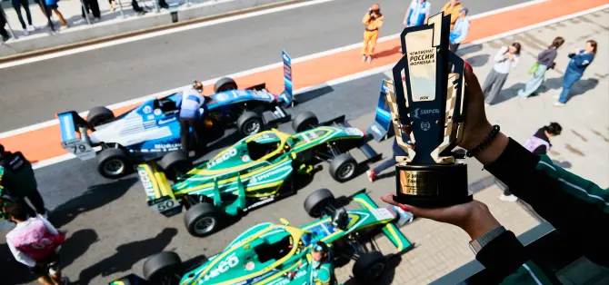 Новые победители и 16-летний герой. Чемпионат России SMP Formula 4 ярко завершил первую половину сезона в Санкт-Петербур